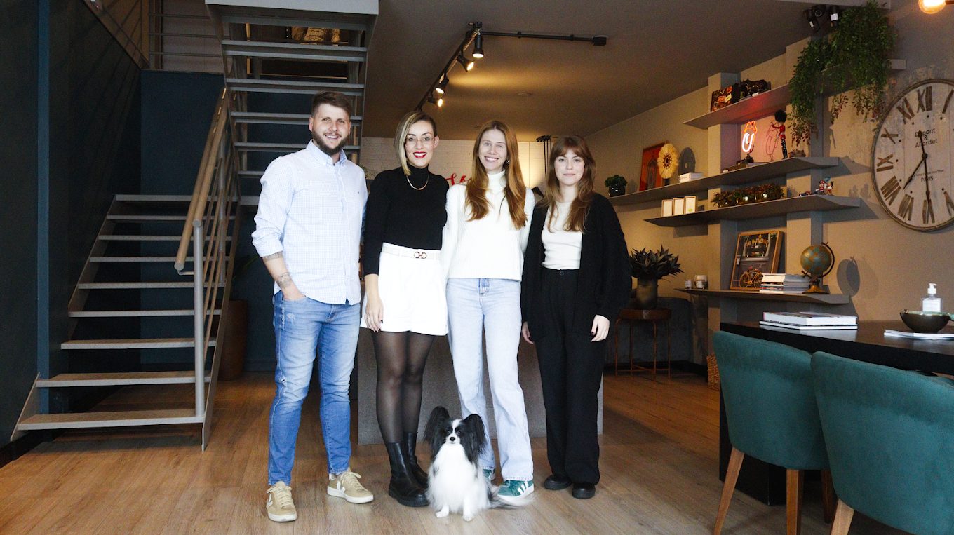 Equipe da Viaje Dreams reunida em um ambiente acolhedor, com um cachorrinho à frente