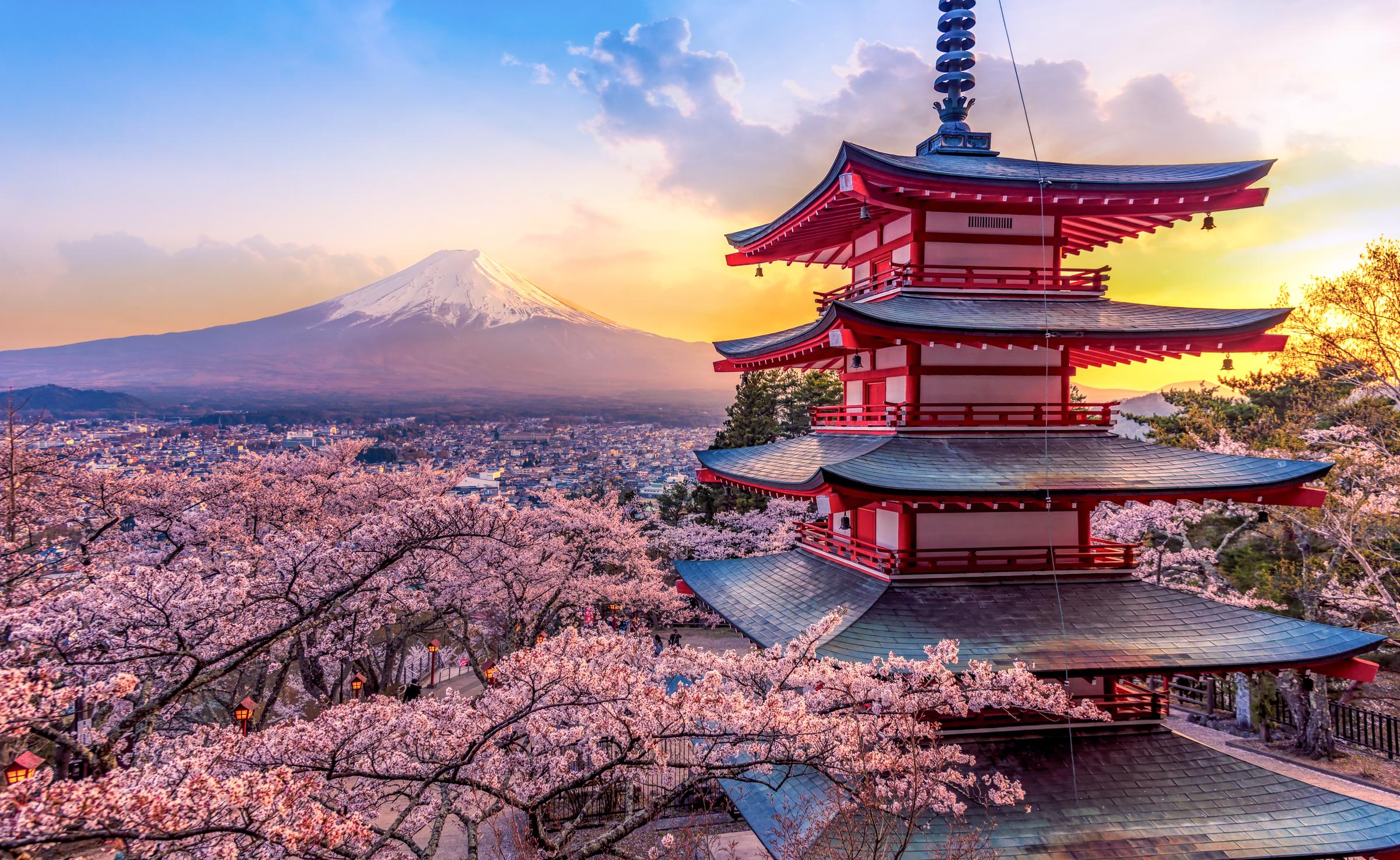 Pagode Chureito e o Monte Fuji com cerejeiras em flor, no Japão