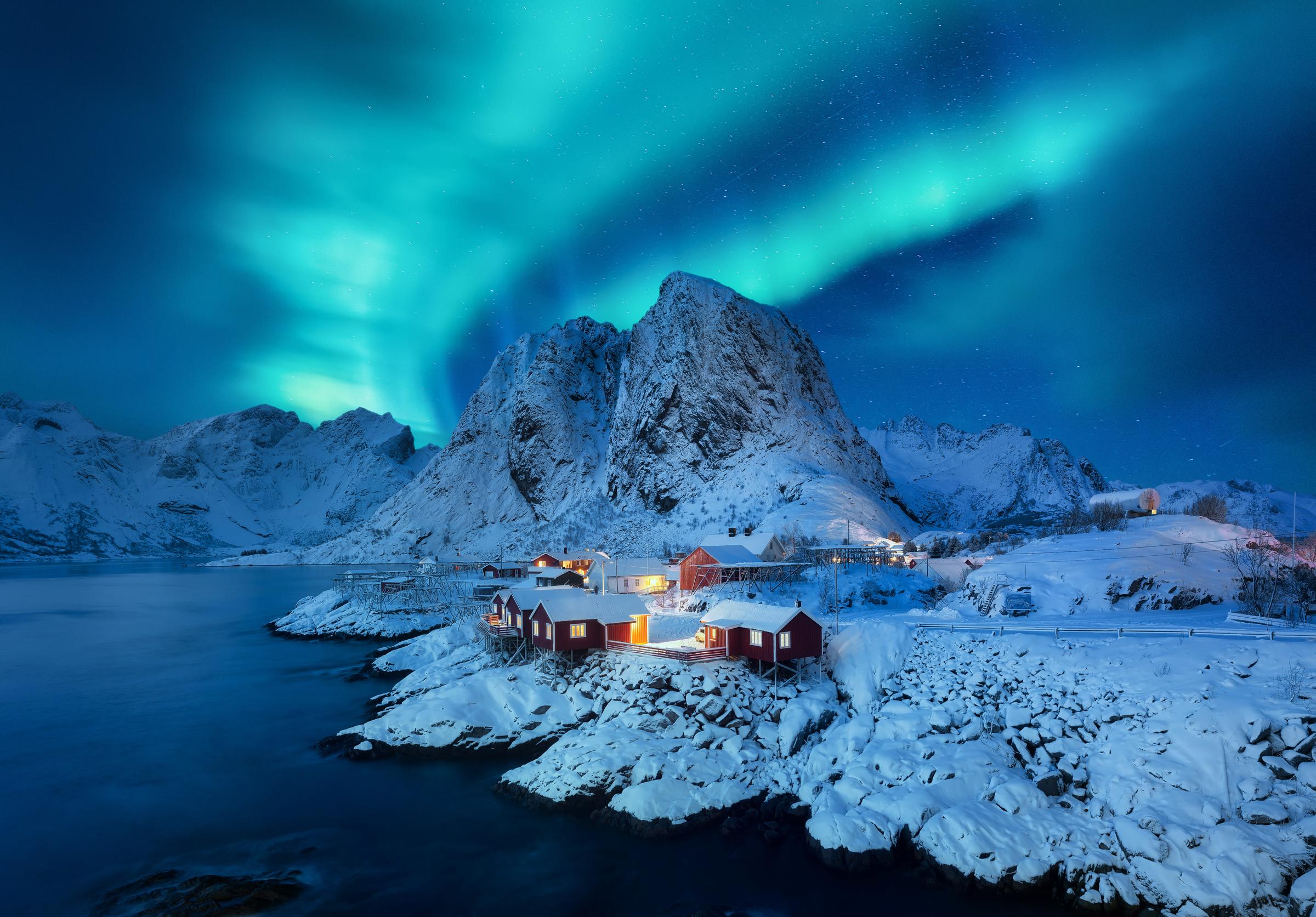 Aurora boreal sobre a vila de Hamnøy, nas Ilhas Lofoten, Noruega