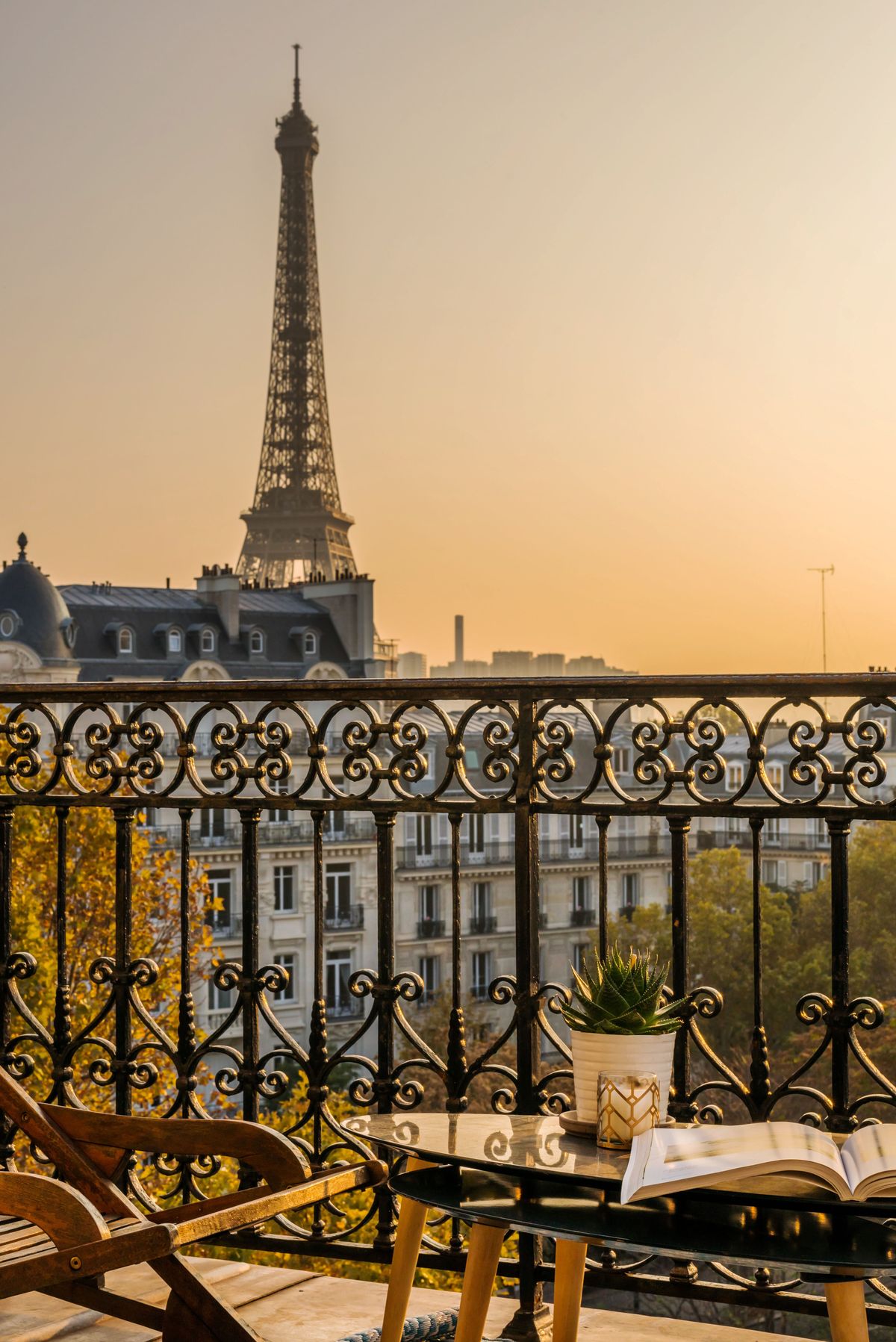 Torre Eiffel ao entardecer, vista de uma varanda em Paris