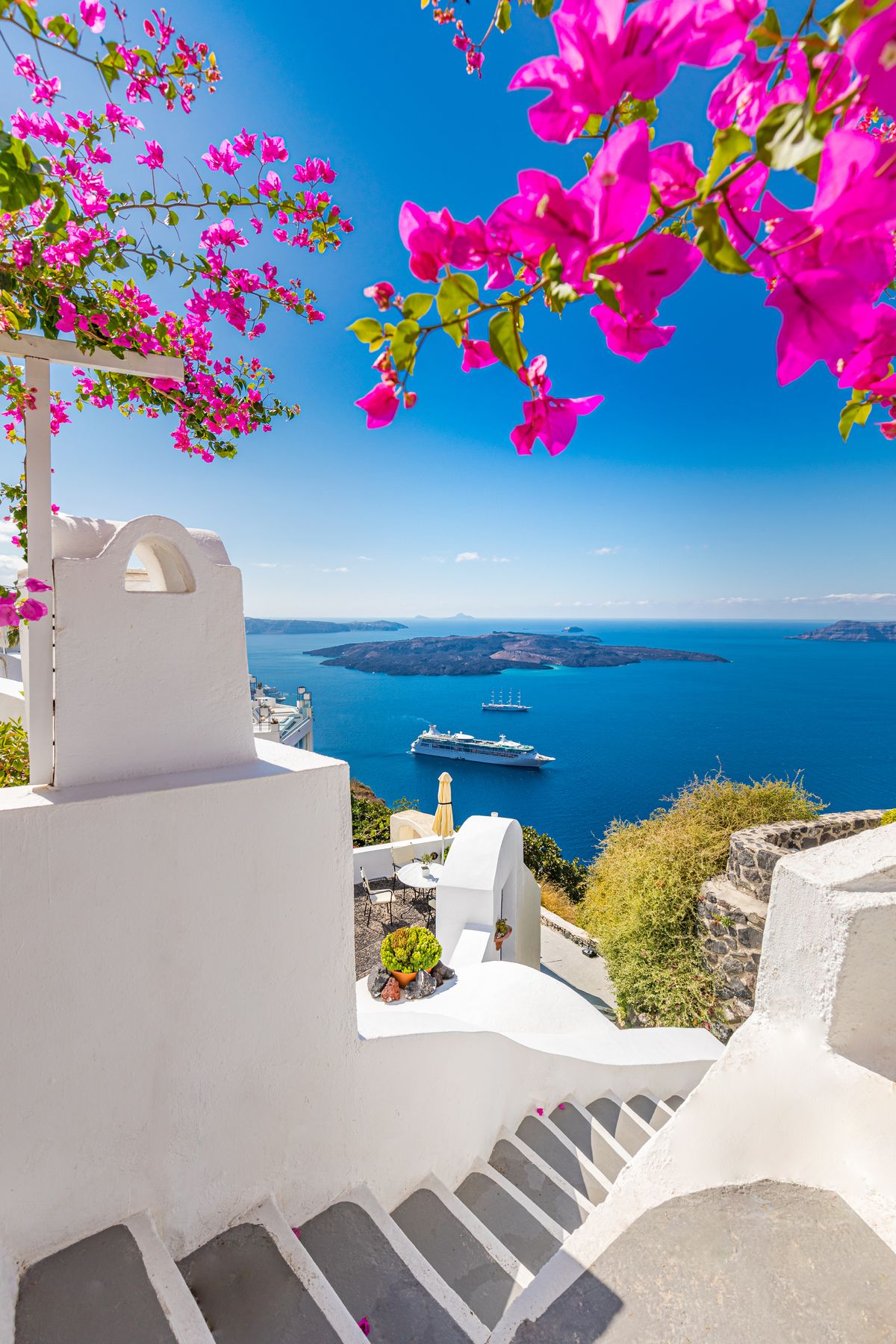 Terraço branco com buganvílias e vista para o mar em Santorini, na Grécia